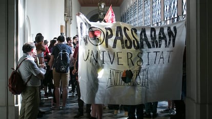 Protesta estudiantil en el edificio de la Universidad de Barcelona por un acto de homenaje a Cervantes organizado por Societat Civil Catalana.
