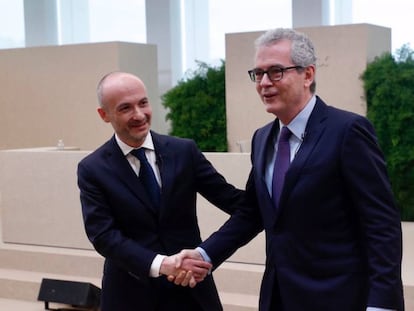 Óscar García Maceiras, consejero delegado, y Pablo Isla, presidente de Inditex, al concluir la rueda de prensa de resultados este miércoles.