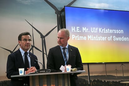 Ulf Kristersson, y Mattias Frumerie, negociador de Suecia para el Clima, el lunes en la Conferencia Naciones Unidas sobre el Cambio Climático, en Sharm el Sheij (Egipto).