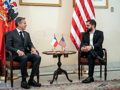 El presidente de Chile, Gabriel Boric (d), junto al secretario de Estado de Estados Unidos, Antony Blinken, durante una reunión en el Palacio de La Moneda, en Santiago.