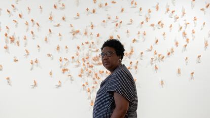 Rosana Paulino junto a una obra de la exhibición 'Amefricana', en el Malba, en Buenos Aires.