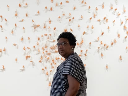 Rosana Paulino junto a una obra de la exhibición 'Amefricana', en el Malba, en Buenos Aires.