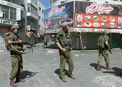 Soldados israelíes patrullan la ciudad de Ramala durante el toque de queda.