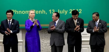 Clinton y los ministros de Vietnam (Izq), Camboya, Myanmar y Laos (dcha).