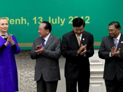 Clinton y los ministros de Vietnam (Izq), Camboya, Myanmar y Laos (dcha).