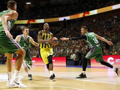 Nunnally penetra en la defensa de Unicaja.