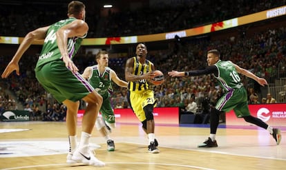 Nunnally penetra en la defensa de Unicaja.