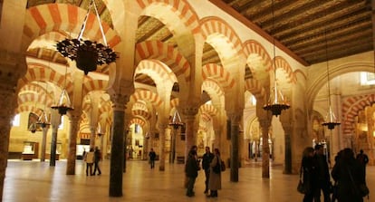 Interior de la Mezquita-Catedral de Córdoba, en una visita nocturna.