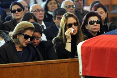 Cecilia Pérez Matos and her daughters weep during a memorial service for Carlos Andrés Pérez.