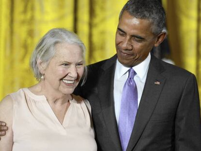 Annie Dillard, con Obama, en 2015.