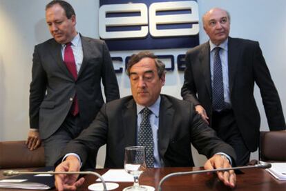Rosell, en el centro, entre sus colaboradores Jesús Terciado, a su derecha, y José María Lacasa, ayer en la sede de la CEOE.