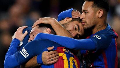 Messi, Suárez y Neymar festejan un tanto de esta temporada.