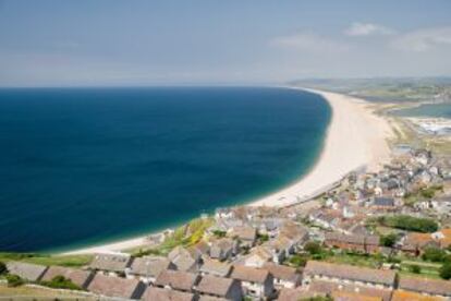 Chesil Beach, la playa de 29 kilómetros, vista desde el monumento a los caídos.