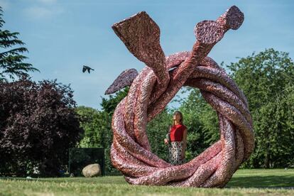 Una mujer admira la escultura de John Chamberlain titulada 'Fiddlersfortune' en Regent's Park, Londres.