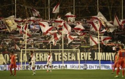 Los hinchas del Rayo, en el partido de Copa contra el Valencia, homenajean a 'Jimmy'.