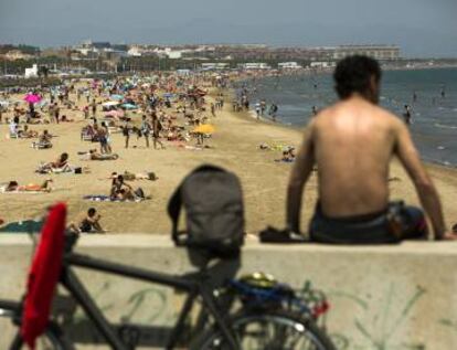 La playa de la Malvarrosa, en Valencia, durante una alerta por calor.