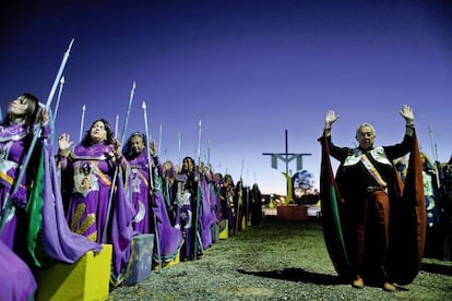 Concentraci&oacute;n de miembros de una secta en Brasilia.