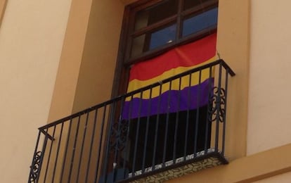 Bandera republicana en una ventana del Ayuntamiento de Paterna.