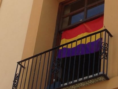 Bandera republicana en una ventana del Ayuntamiento de Paterna.