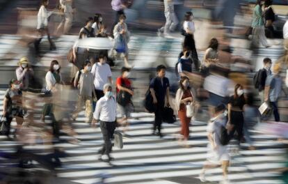 Varios peatones cruzan una calle del distribo de Shibuya, en Tokio (Japón). El PIB de Japón se contrajo un 7,8% entre abril y junio en comparación con el primer trimestre del año por el impacto de la pandemia del nuevo coronavirus, una caída histórica que se suma a la de los dos trimestres previos.