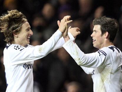Modric (a la izquierda) y Bale celebran un gol al Werder Bremen.