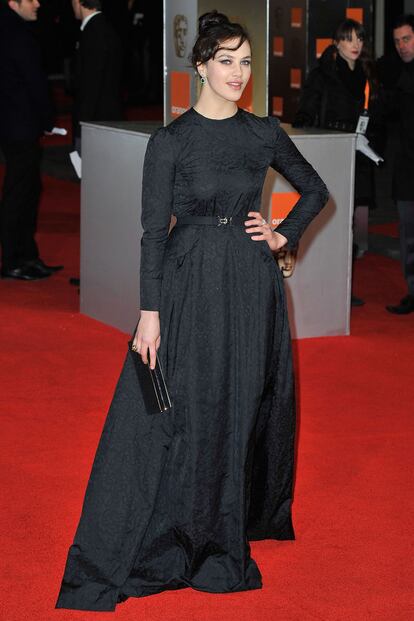 Jessica Brown Findlay, muy recatada con un vestido de Alessandra Rich en negro y de manga larga.