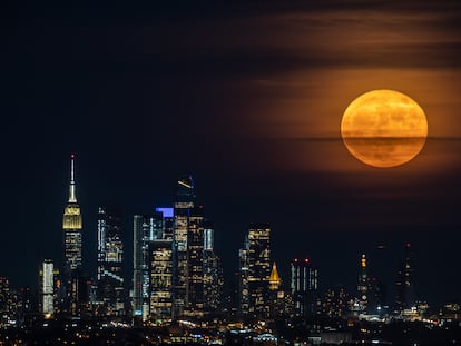 La luna llena en el cielo de Manhattan, en la ciudad de Nueva York (Estados Unidos).