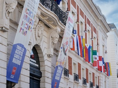 La Comunidad de Madrid engalana la Real Casa de Correos con las banderas de los 22 países hispanohablantes con motivo del día de la hispanidad durante el 1 de octubre de 2022.