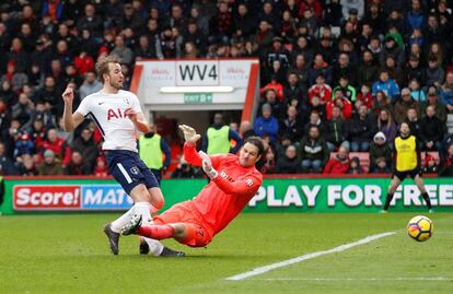 Instante de la lesi&oacute;n de Harry Kane ante el Bournemouth.