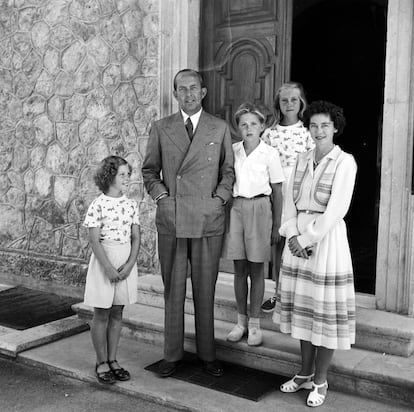 La familia real griega en un retrato de los años cincuenta. De izquierda a derecha: la princesa Irene, el rey Pablo, el príncipe heredero Constantino, la princesa Sofía y la reina Federica.