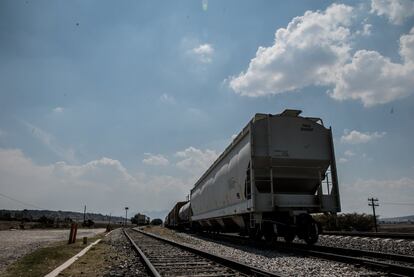 Un tren de carga vacío estacionado en las vías cerca del centro de migrantes de Huehuetoca, a unas dos horas al norte de la Ciudad de México. 

Antes de la implementación del ‘Plan Frontera Sur’ en julio de 2014, este punto ferroviario era transitado por migrantes que trataban de subir al tren. Pero ahora, debido a los horarios irregulares de los trenes y a las medidas de seguridad (como en los trenes de alta velocidad), la gente elige rutas más clandestinas y, por tanto, más peligrosas. 
