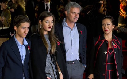 José Mourinho en 2014, junto a su esposa, Matilde Faria, y sus dos hijos Matilde y José Mario, en una de las pocas imágenes de familia.