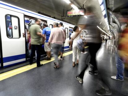 Viajero del Metro de Madrid suben a un convoy.