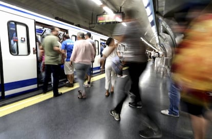 Viajeros del Metro de Madrid suben a un convoy.