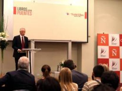 El premio Nobel de Literatura 2003 el sudafricano J.M. Coetzee (i) habla este 25 de abril, durante la versión 39 de la Feria del Libro de Buenos Aires (Argentina).