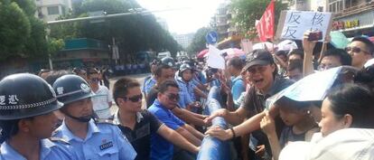 La policía se enfrenta a los manifestantes que se oponen a la construcción de una planta de uranio en la provincia china de Guangdong.
