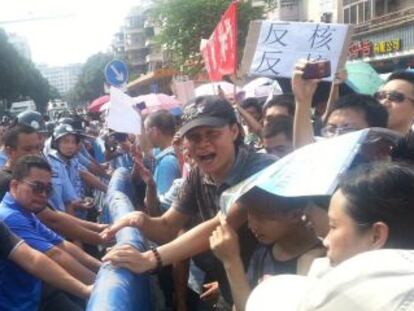 La polic&iacute;a se enfrenta a los manifestantes que se oponen a la construcci&oacute;n de una planta de uranio en la provincia china de Guangdong.