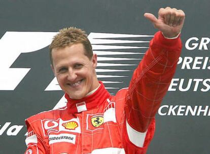 Muchael Schumacher celebra una de sus victorias en el podio