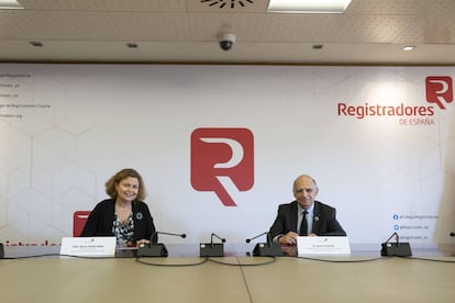 La decana del Colegio de Registradores, María Emilia Adán, y el presidente del Consejo Superior de Colegios de Arquitectos de España (CSCAE), Lluís Comerón.