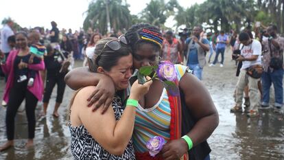 Mujeres de distintas partes de Colombia entregaron una rosa morada al océano como símbolo de despedida de parte de su dolor en el marco de la campaña 'No es hora de callar', en Tumaco, el 25 de mayo de 2019.