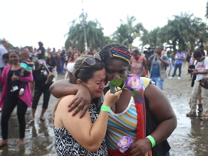 Mujeres de distintas partes de Colombia entregaron una rosa morada al océano como símbolo de despedida de parte de su dolor en el marco de la campaña 'No es hora de callar', en Tumaco, el 25 de mayo de 2019.