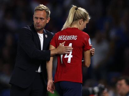 Martin Sjogren, entrenador de Noruega, consuela a su jugadora estrella, Ada Hegerberg
