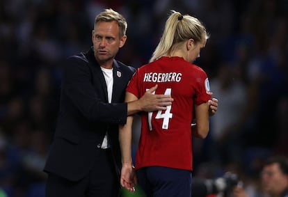 Martin Sjogren, entrenador de Noruega, consuela a su jugadora estrella, Ada Hegerberg