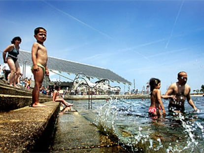 La playa artificial se abre por fin al público