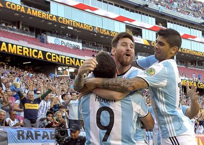 Messi, Higuaín y Banega celebran un gol ante Venezuela.