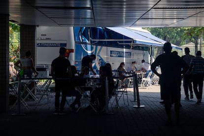 El autobús de la Justicia Itinerante aparcado en el patio del Tribunal de la Infancia, la Juventud y la Tercera Edad, en el centro de Río de Janeiro, atiende a las personas que no tienen certificado de nacimiento.