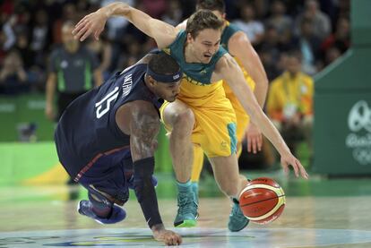 Carmelo Anthony (i) de Estados Unidos y Ryan Broekhoff de Australia persiguen el balón de baloncesto.