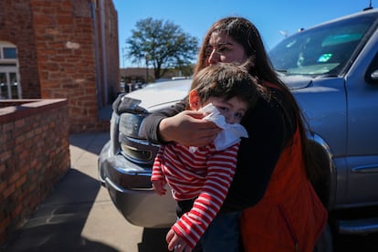 Jennifer Sanchez y su hijo Saul Escamilla, después de recibir la vacuna contra el sarampión, en el Condado Ector, Texas, el 24 de febrero de 2025.