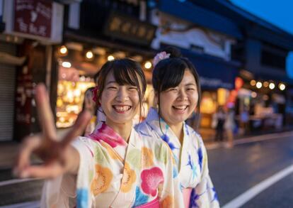Dos jóvenes vestidas con la tradicional yukata, en el festival de kimonos de Kioto.