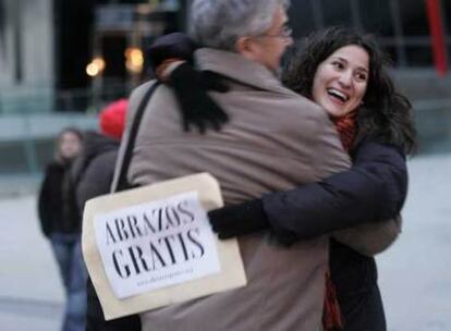 Daniella, italiana que lleva un mes en Madrid, ayer se estrenó dando abrazos "para conocer gente".